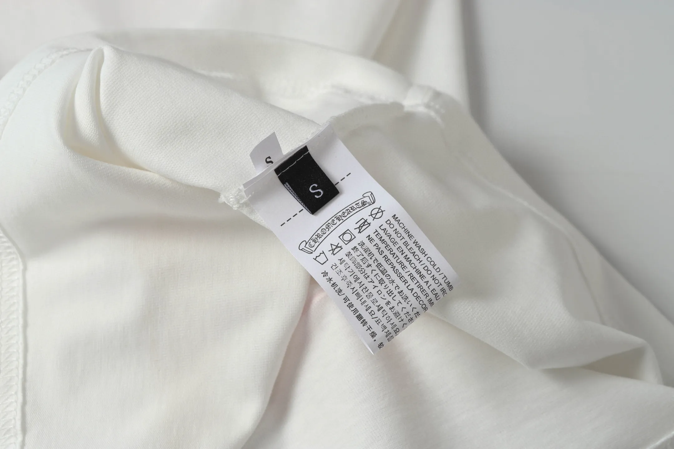 🅿️180 Chrome hearte/Chrome heart ch 25ss early spring new cross foam short sleeves. A must-have item for daily commuting for men and women in light luxury. The correct version is welcome to compare. Detailed features ·280 grams of 100% cotton double yarn jersey fabric ·Special thickened 32 pieces of double-strand 1x1 thread in the same cylinder ·Double-needle stitching process ·Original main mark washed hangtag COLOUR: black white SIZE: s xl
